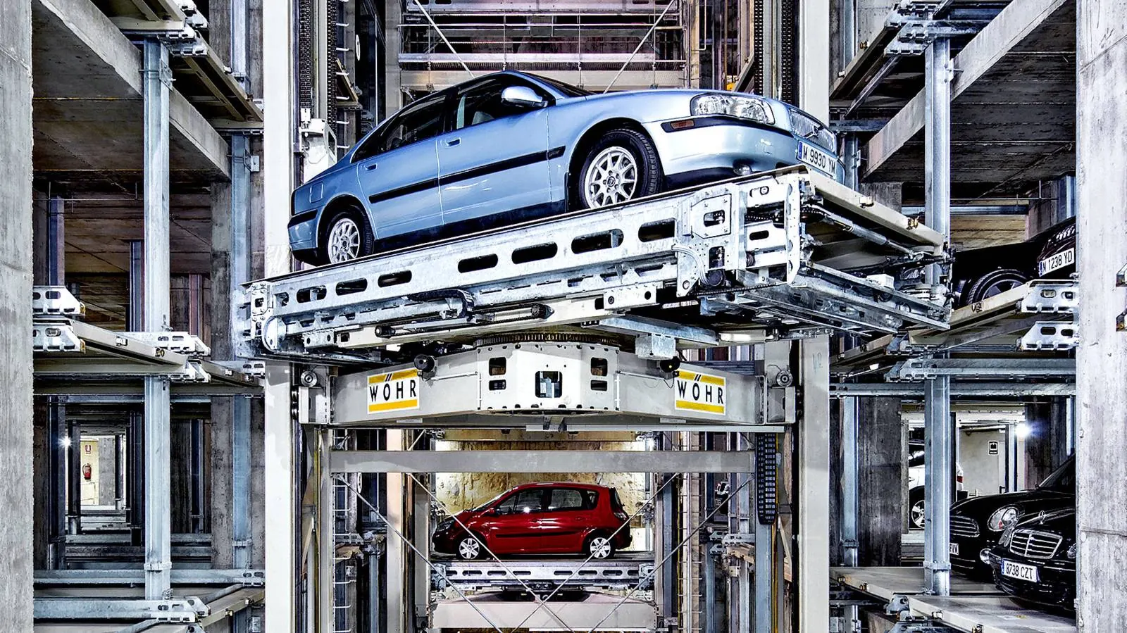 Wöhr Parksafe -autoparkki, jossa auto siirtyy nostavan pysäköintijärjestelmän avulla